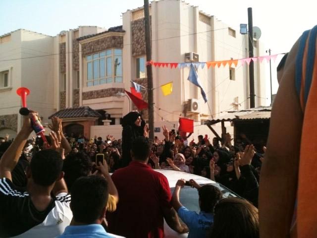آیات القرمزی پس از آزادی در جمع مردم بحرین