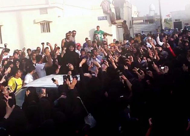 آیات القرمزی پس از آزادی در جمع مردم بحرین